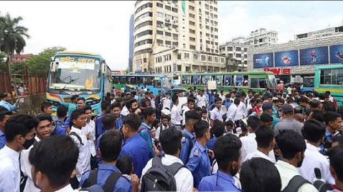 গাড়িচাপায় সহপাঠীর মৃত্যু: রাজধানীতে সড়ক অবরোধ শিক্ষার্থীদের বিক্ষোভ