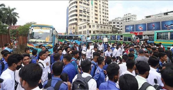 গাড়িচাপায় সহপাঠীর মৃত্যু: রাজধানীতে সড়ক অবরোধ শিক্ষার্থীদের বিক্ষোভ