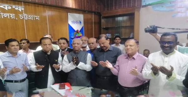 আ.লীগ প্রার্থীর জয় চেয়ে রিটার্নিং কর্মকর্তার মোনাজাত