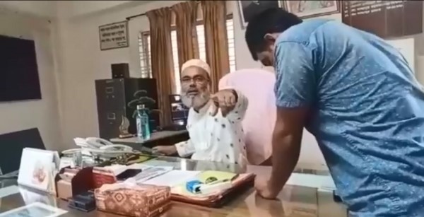 ঘুষের অর্থ লেনদেনের দৃশ্য সামাজিক যোগাযোগ মাধ্যম