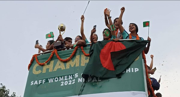 চ্যাম্পিয়নদের প্রাণঢালা অভিনন্দন