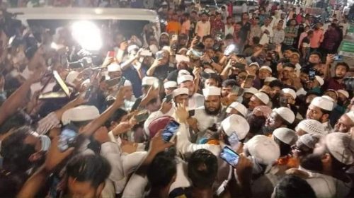 দেশে ফিরেছেন বিশ্বজয়ী হাফেজ তাকরীম,