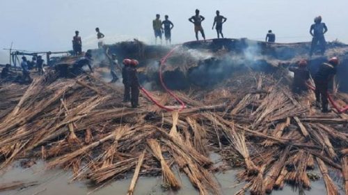দাবিকৃত চাঁদা না দেওয়ায় পাটখড়ি বোঝাই ট্রলারে আগুন