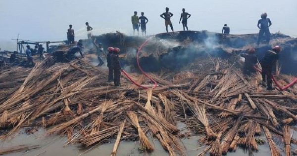 দাবিকৃত চাঁদা না দেওয়ায় পাটখড়ি বোঝাই ট্রলারে আগুন
