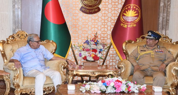 রাষ্ট্রপতির সাথে বিদায়ী পুলিশ মহাপরিদর্শকের সাক্ষাৎ