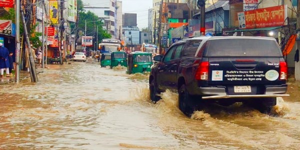 সোমবার টানা তিন ঘন্টার ভারি বৃষ্টিতে পানিমগ্ন হয় সিলেট।