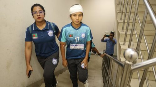 ছাদখোলা বাসে ঋতুপর্ণার মাথায় আঘাত, তিন সেলাই