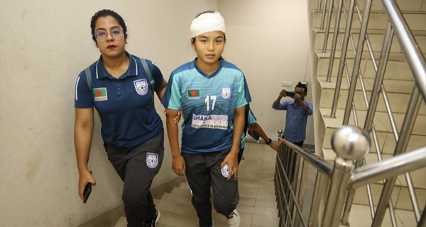 ছাদখোলা বাসে ঋতুপর্ণার মাথায় আঘাত, তিন সেলাই