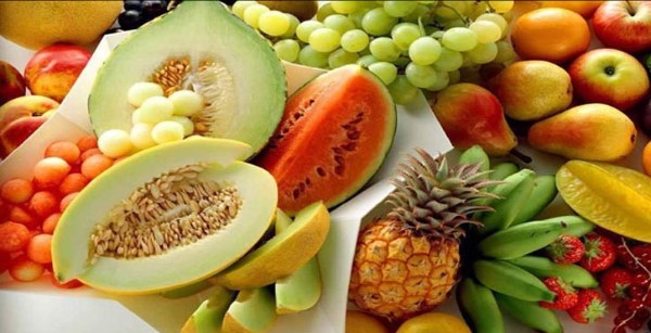 ব্যবসায়ীরা বলছেন দেশি ফলের চাহিদা বেড়েছে।