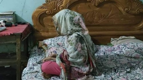 বিয়ের দাবিতে প্রেমিকের বাড়িতে তরুণীর অনশন