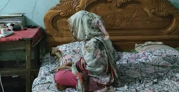 বিয়ের দাবিতে প্রেমিকের বাড়িতে তরুণীর অনশন