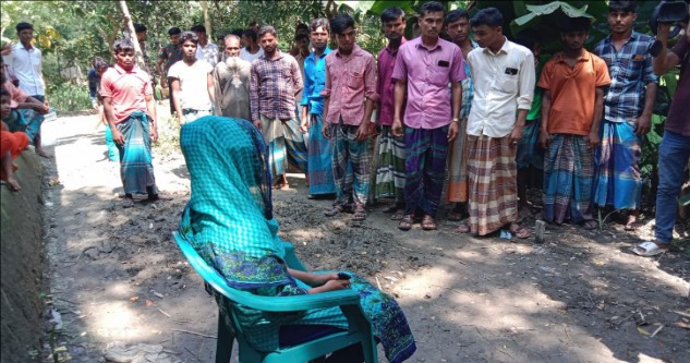 বিয়ের দাবিতে প্রেমিকের বাড়িতে অনশন করছে এক প্রেমিকা