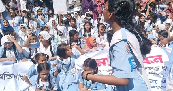 ভিকারুননিসার ছাত্রীদের সড়ক অবরোধ