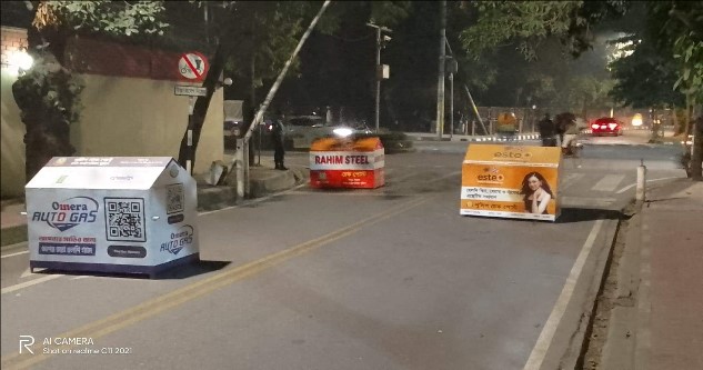 খালেদা জিয়ার বাসভবনের সামনে ব্যারিকেড, চেকপোস্ট বসিয়েছে পুলিশ