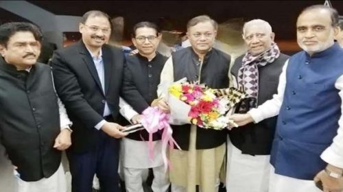 চট্টগ্রাম বিমানবন্দরে ফুলেল শুভেচ্ছায় সিক্ত হলেন তথ্যমন্ত্রী