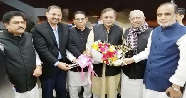 চট্টগ্রাম বিমানবন্দরে ফুলেল শুভেচ্ছায় সিক্ত হলেন তথ্যমন্ত্রী