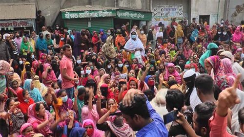না’গঞ্জে শ্রমিক ছাঁটাই বন্ধ ও বকেয়া বেতন ভাতার দাবিতে পোশাক কারখানা শ্রমিকদের বিক্ষোভ
