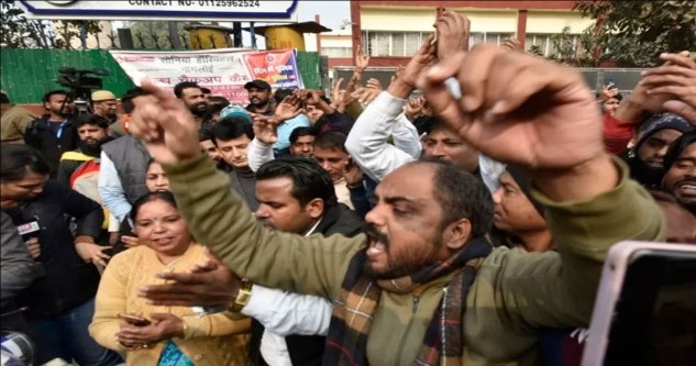 দিল্লির রাস্তায় তরুণীর লোমহর্ষক মৃত্যুতে স্তব্ধ গোটা ভারত