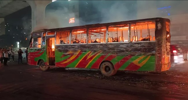 দুই বাসে আগুন