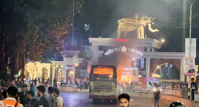 ২ বাসে আগুন