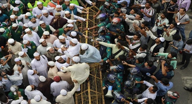 পুলিশি বাধা
