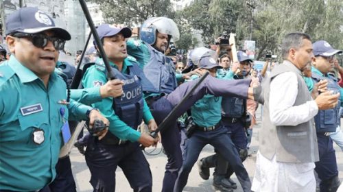 পুলিশের লাঠিচার্জ