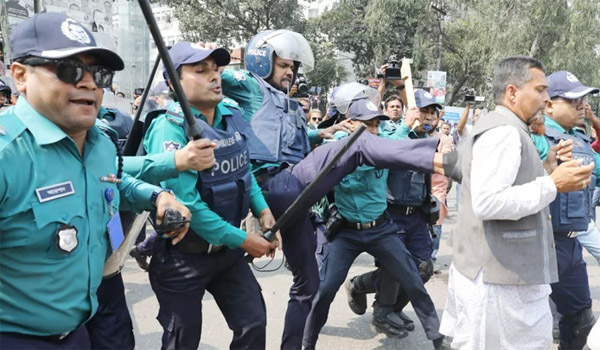 পুলিশের লাঠিচার্জ